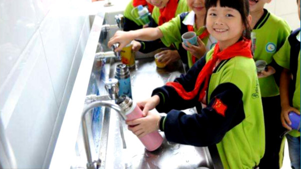 学校直饮水机保障学生饮水安全