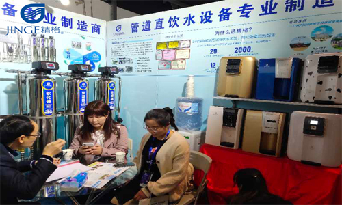 业务总监为参展客户讲解图.jpg