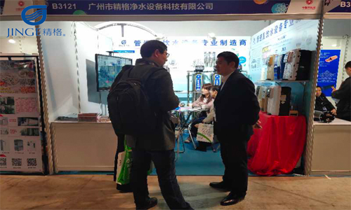工程师为参展客户讲解图.jpg