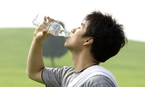 喝矿泉水.jpg