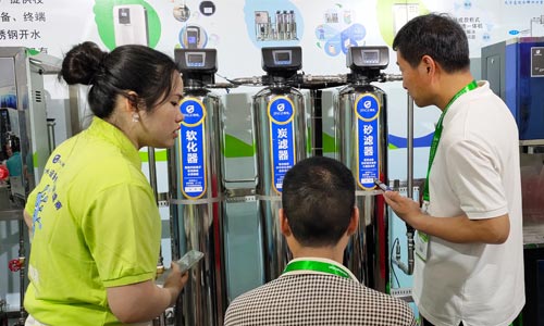 我司参展工作人员在为来访客户细心介绍产品.jpg