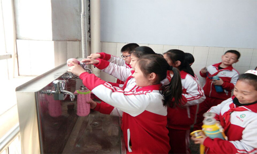 学生在用校园直饮水机装水.jpg