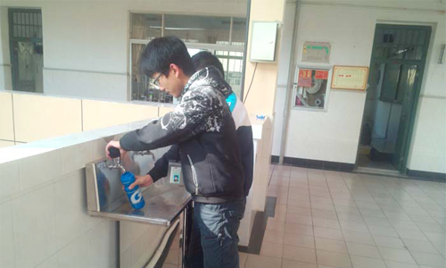 学生用直饮水设备打水.jpg